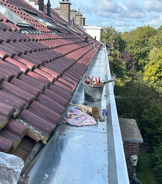 onderhoud en reparatie van een zinken dakgoot